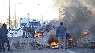 Trabajadores de la fruta cortan la ruta 7 en San Patricio del Chañar. (referencia- archivo).-. (Foto Néstor Salas)