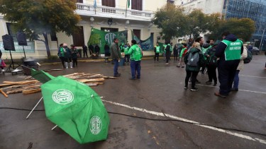 La concentración se realiza frente a la Casa de Gobierno en Viedma. Foto: Marcelo Ochoa.