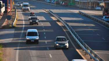 La ruta nacional 22 a la altura de Villa Regina en el Alto Valle. 