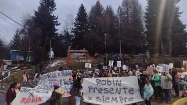 Hubo marchas en Villa La Angostura para pedir justicia por Robin. (Gentileza Daniel Osovnikar)