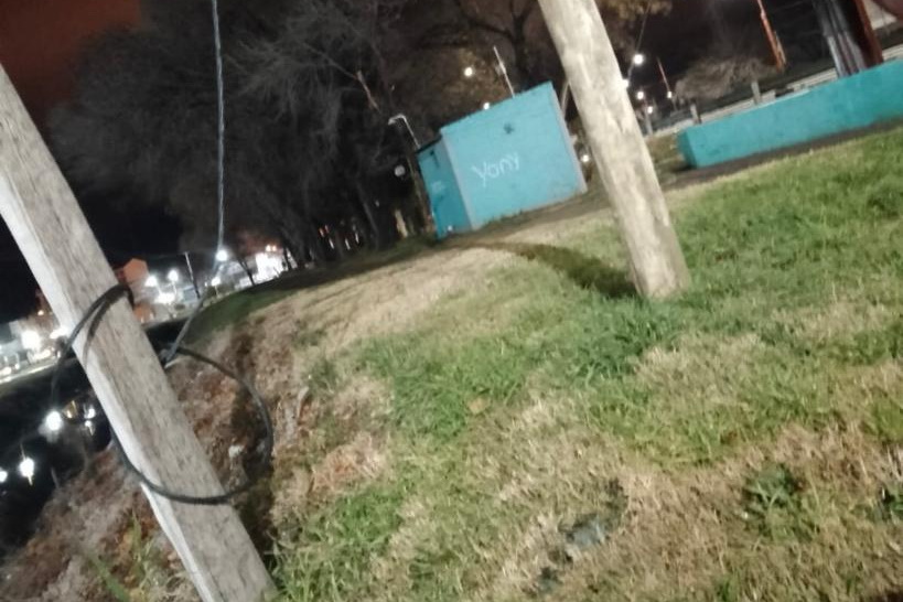 En la noche del martes robaron cables en el sector del monumento de la Manzana. (Foto Néstor Salas)