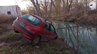 Un auto quedó atascado en una zanja y se salvó de caer a un canal en Roca. Foto: Cesar Izza