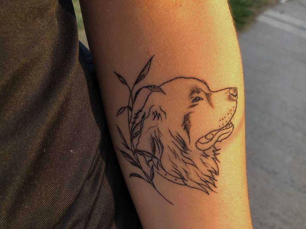 El tatuaje del perro Byron en el brazo de su dueña. Lo exhibió en el juicio donde pidieron la pena. Foto: gentileza