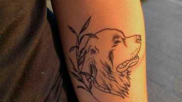 El tatuaje del perro Byron en el brazo de su dueña. Lo exhibió en el juicio donde pidieron la pena. Foto: gentileza