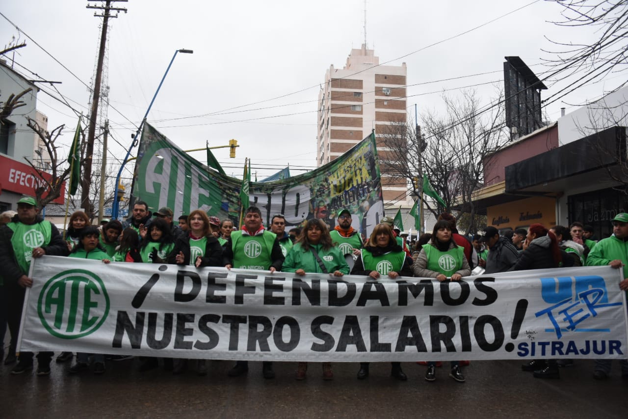 Finalizó la marcha regional, con epicentro en Roca, que contó con más de 2000 manifestantes de ATE y Unter. Foto: Juan Thomes