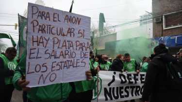 La compra por 4,2 millones de dólares fue cuestionada en la marcha de estatales, ayer en Roca. (Foto: Juan Thomes)