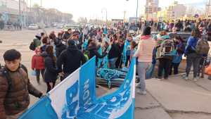 Organizaciones sociales de toda la provincia protestan y se movilizan por el centro de Roca