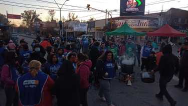 El corte y olla popular se da en simultáneo con otros puntos de la provincia. Fotos César Izza