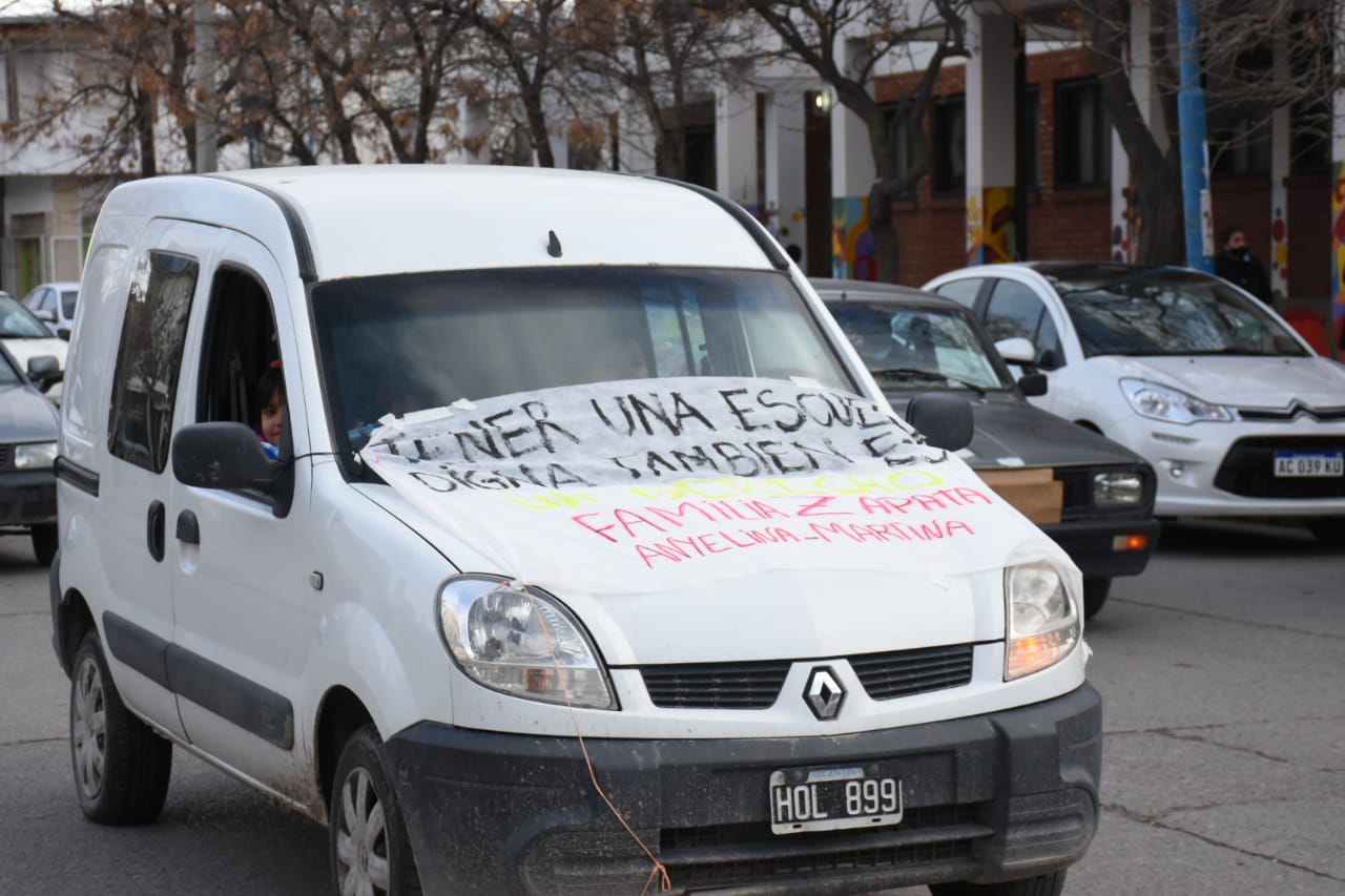 La protesta, a través de una caravana de autos, comenzó a partir de las 10, en la Escuela Primaria 95 de Roca. Foto Juan Thomes.