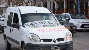La protesta, a través de una caravana de autos, comenzó a partir de las 10, en la Escuela Primaria 95 de Roca. Foto Juan Thomes.