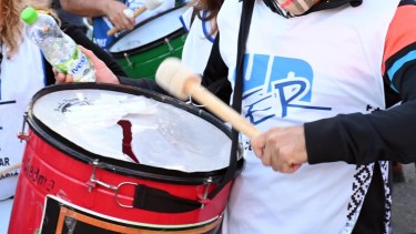 Docentes afiliados a Unter en Roca, se mantienen a la espera de las novedades respecto a las negociaciones paritarias que se realizarán desde Viedma. Foto Archivo,