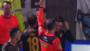 Bogado hizo un gol para Platense pero lo echaron por sacarse la camiseta