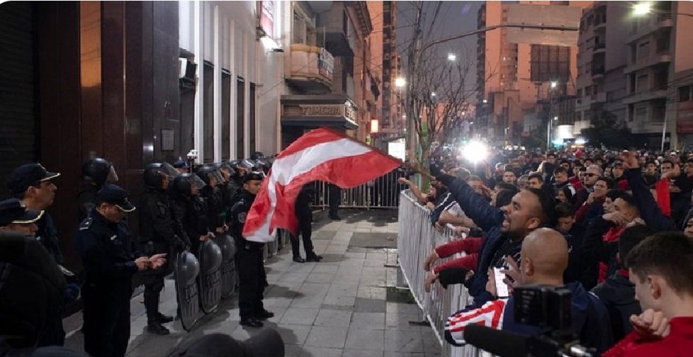 Video: graves incidentes en Independiente y suspensión del partido ante ...