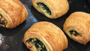 Preparemos estos rolls de espinaca, tomate y queso parmesano