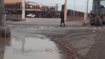 Imagen de Se reventó un caño principal de agua y hay inconvenientes con el servicio en Viedma
