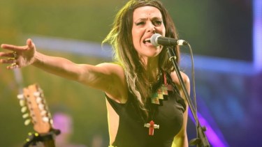 Roxana Carabajal está desesperada, ya que desde el viernes está incomunicada con su hija y desconoce su paradero.-