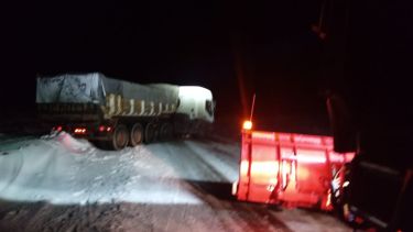 Este camión quedó atravesado en cercanías del acceso a la CNEA. Foto: gentileza. 