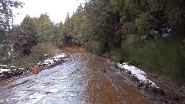La ruta provincial 65 está en pésimo estado, lo que complica la circulación para acceder y salir de Villa Traful. (foto gentileza)