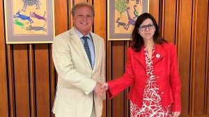 La incertidumbre sobre el futuro de Batakis mientras espera su regreso al país