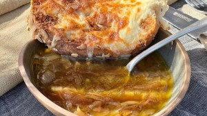 Huele a una rica sopa de cebollas