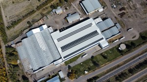 Mirá cómo se ve en fotos la instalación de paneles solares más grande de Argentina sobre un techo