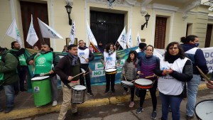 Los gremios estatales marcharon en Viedma y se mantiene el acampe policial