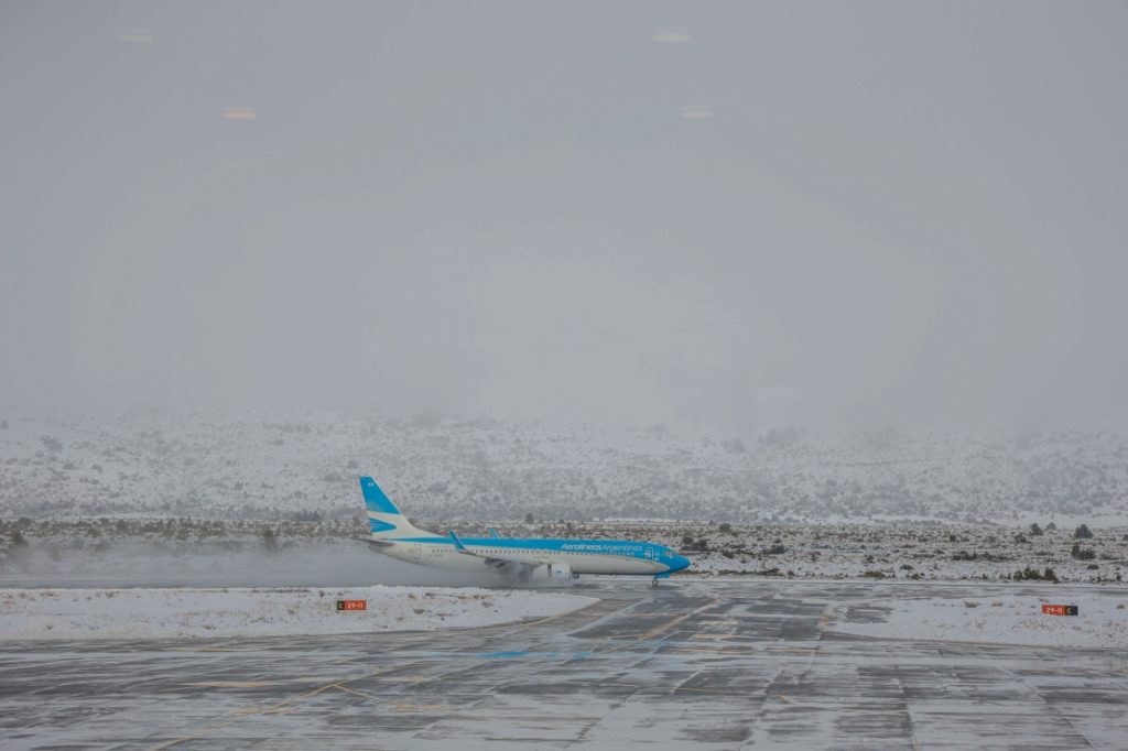 Ayer aterrizó en Bariloche, en medio de la nevada, el primer vuelo directo proveniente desde Salta. Gentileza