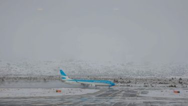 Ayer aterrizó en Bariloche, en medio de la nevada, el primer vuelo directo proveniente desde Salta. Gentileza