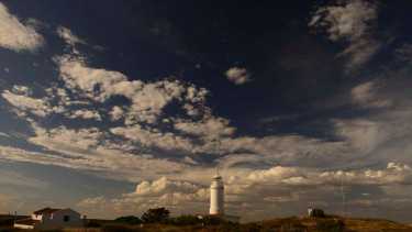 El histórico faro Rio Negro es uno de los tantos atractivos que se pueden ver y recorren en el camino de la costa. Foto Alejandro Carnevale