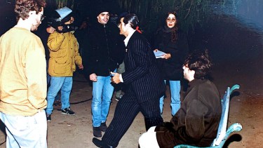 Sebastián Borensztein y Sagasti (Lito Cruz), un diablo de impecable traje, haciendo exteriores, toda una novedad para la época.