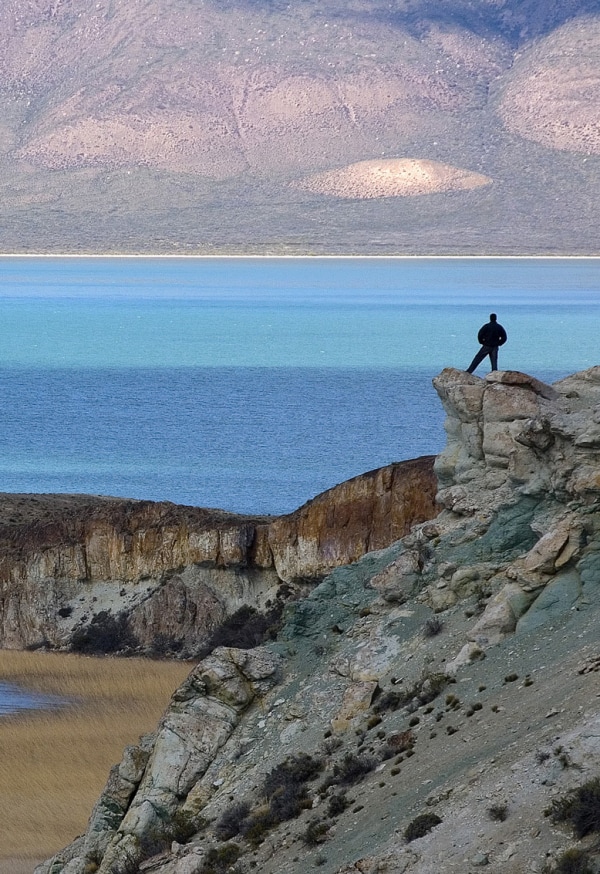Una confluencia de dos lagos salvajes, el Posadas y el Pueyrredón, sucede en el paisaje agreste de una de las regiones más inhóspitas y menos visitadas de la Patagonia Austral. 