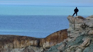 Una confluencia de dos lagos salvajes, el Posadas y el Pueyrredón, sucede en el paisaje agreste de una de las regiones más inhóspitas y menos visitadas de la Patagonia Austral. 