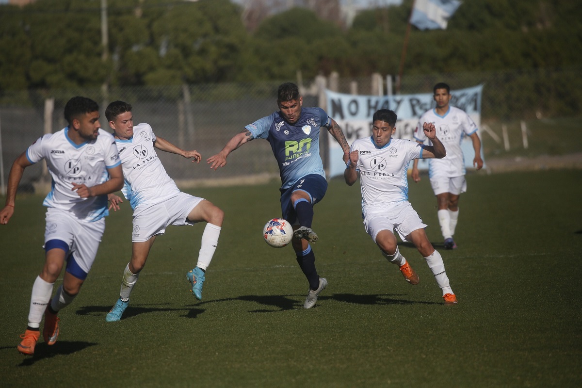 El equipo viedmense estuvo lejos de su nivel y perdió frente al conjunto de Buenos Aires. Foto: Pablo Leguizamon.