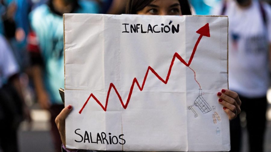 La inflación en Argentina licúa mensualmente los salarios de los trabajadores.-