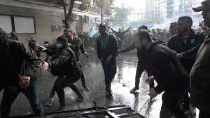 Incidentes frente al departamento de Cristina Kirchner: derribaron el vallado con heridos y detenidos