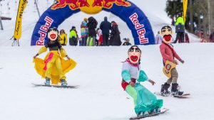 Disfraces, saltos y diversión en la «Red Bull Jump & Freeze» en el Cerro Catedral