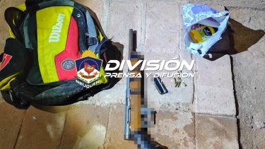 Allanaron la presunta vivienda del autor de los hechos y secuestraron un arma, municiones y un teléfono celular. Foto: Facebook Policía de Neuquén. 