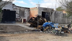 Asistieron a una familia de Viedma que perdió todo en el incendio de su vivienda