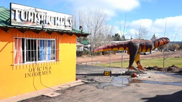 Un dino naranja recibe a los visitantes de Rincón de los Sauces. Fotos: Municipalidad RDLS