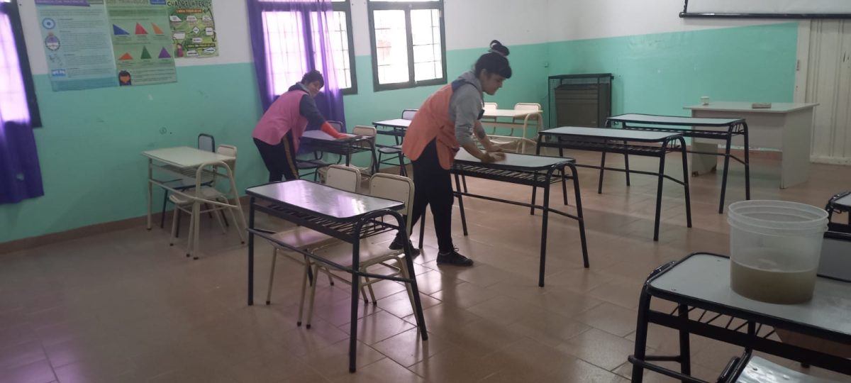 Tras la separación preventiva del cargo de los directivos, auxiliares limpiaron la escuela 360 para volver a clases. Foto: www.facebook.com/ricardo.tabia.9