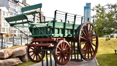 Esta pieza fue de los primeros “fletes” que hubo en la ciudad a principios del 1900 y se encuentra en el Concejo Deliberante de Neuquén. Foto: https://www.facebook.com/CDNeuquen