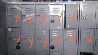 Con esta foto, los trabajadores difundieron que les estaban robando las pertenencias de sus lockers del hospital. (Facebook Quirófanos HPN Castro Rendon).-