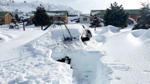 ¿Y dónde está el auto? En Caviahue salió el sol después del temporal de nieve y no fue fácil encontrarlo rápido…