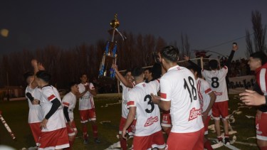 El festejo del plantel de Beltrán que se quedó con el título de la Liga Avellaneda. Fotos: gentileza Daniel Agostinelli. 