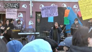 Con un concierto cortaron la calle para reclamar instrumentos para el colegio en Bariloche