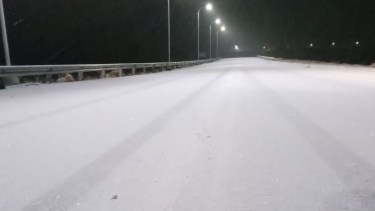 Los equipos viales trabajan en la zona de Pilcaniyeu. Foto: gentileza
