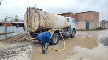Trabajan en los barrios para extraer el agua acumulada en las calles. Foto: Gentileza.  
 