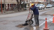 Imagen de Después del temporal de lluvia el municipio de Cipolletti repara las calles de la ciudad