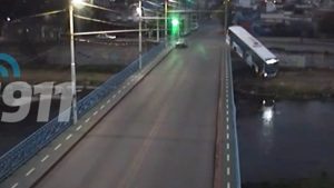 Video: un colectivo cayó desde un puente al río Suquía, tras impactar con otro auto