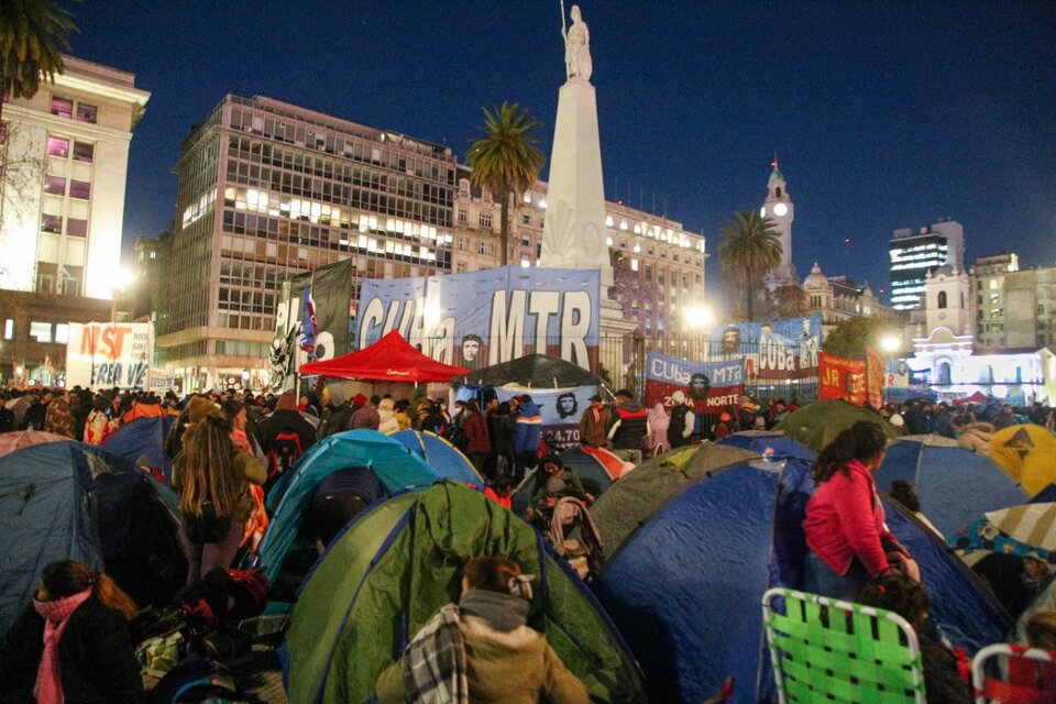 La organización Unidad Piquetera resolvió acampar en Plaza de Mayo tras la jornada de protesta. (Foto: NA)